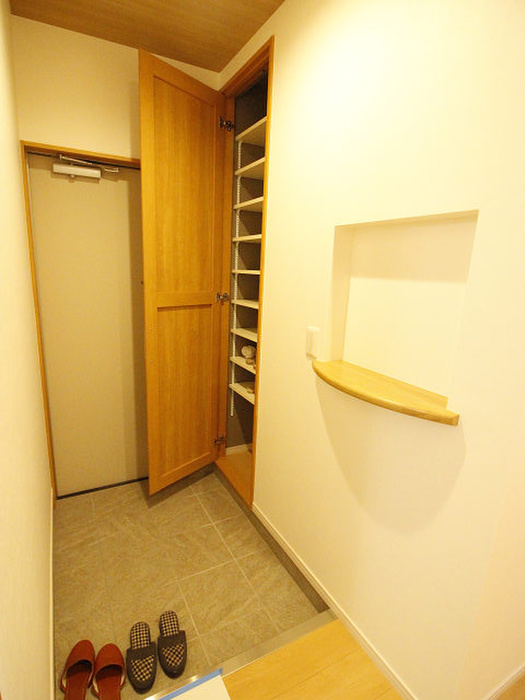 玄関　※写真は同型タイプ、現況優先。