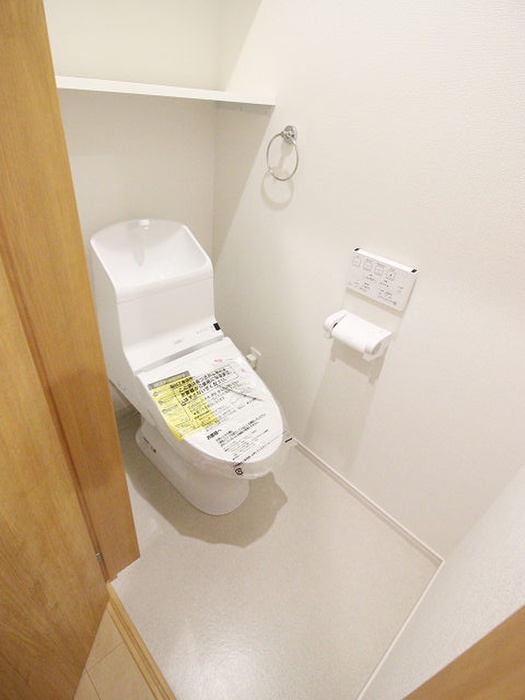 トイレ　※写真は同型タイプ、現況優先。