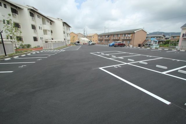 【湖西市駅南のマンションの駐車場】