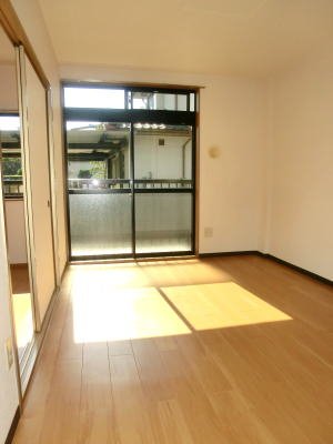 居室・リビング　内装は落ち着いています