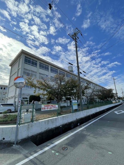 中学校　加古川市立氷丘中学校（中学校）まで1351m