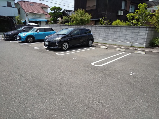 【ラルゴヴェローチェ元町の駐車場】