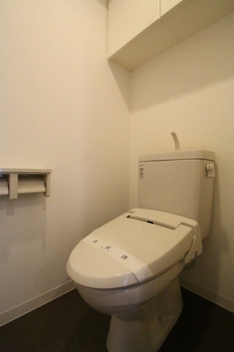 トイレ　落ち着いた色調のトイレです