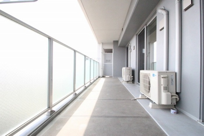 バルコニー　暖かな日差しのふりそそぐバルコニー