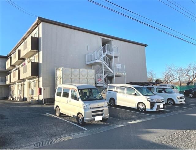 【平塚市四之宮のマンションの建物外観】