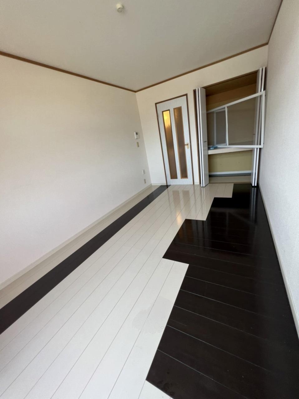 収納　床もお洒落になり、ツルツルでお掃除楽チンです。