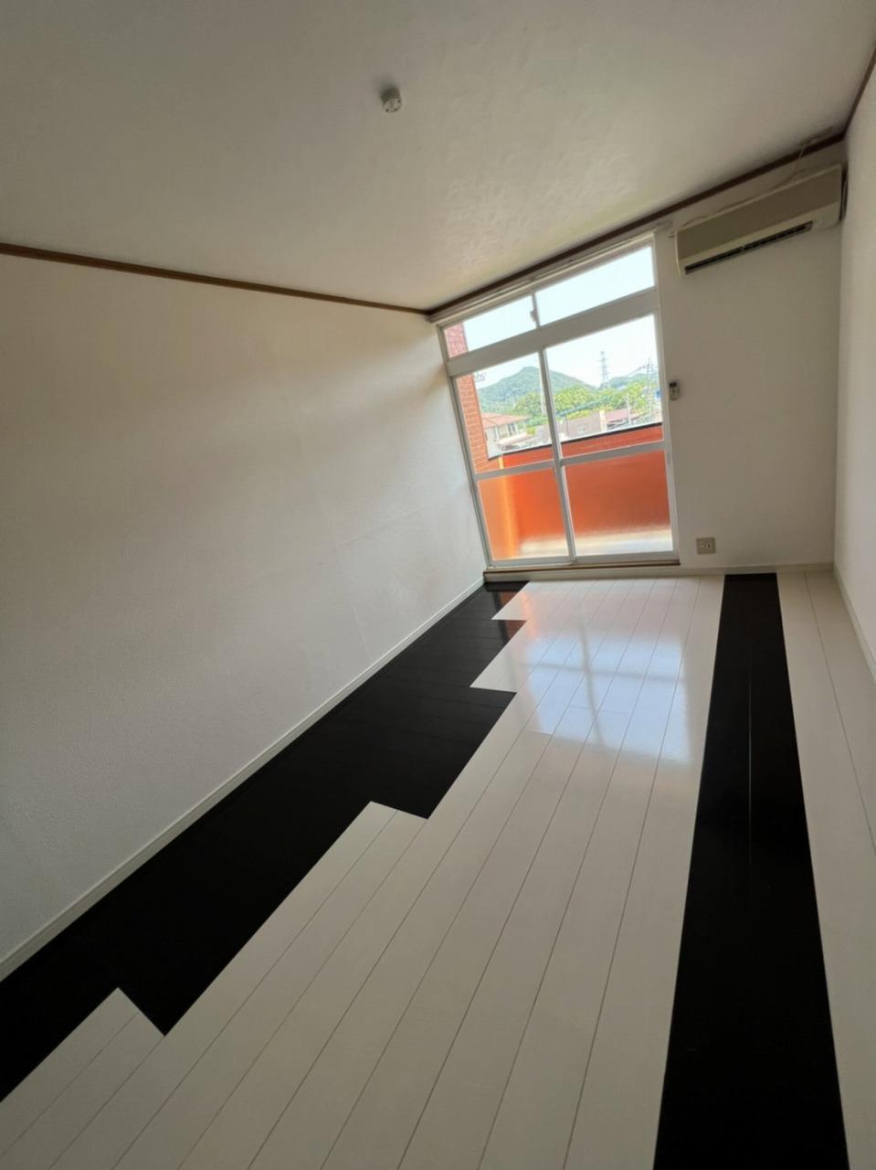 居室・リビング　リノベーション改装済の綺麗なお部屋です。