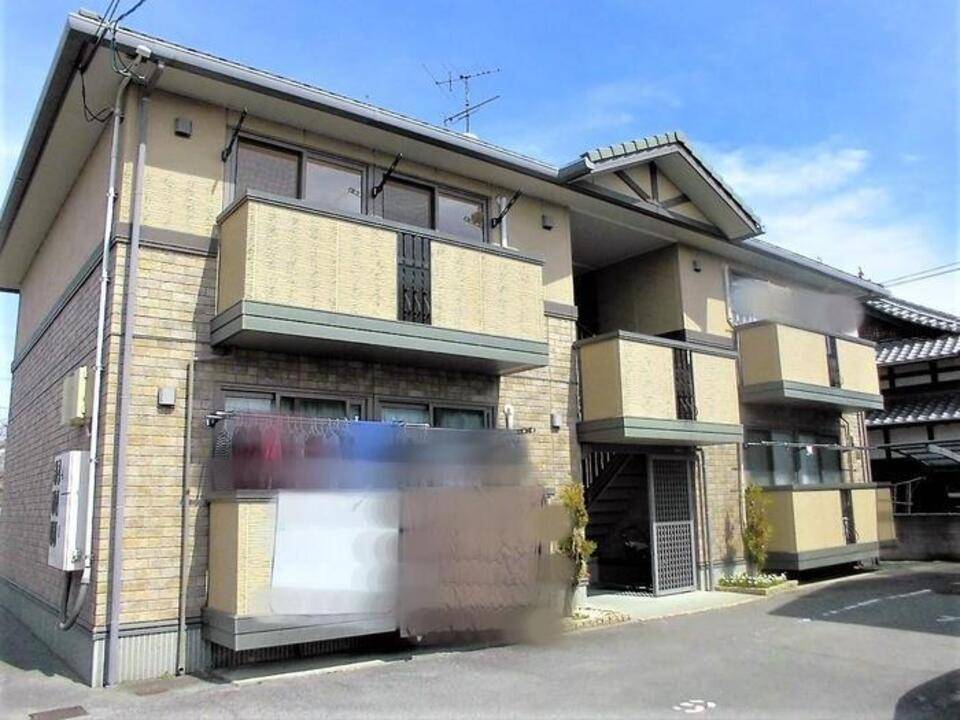 松山市東長戸のアパートの建物外観