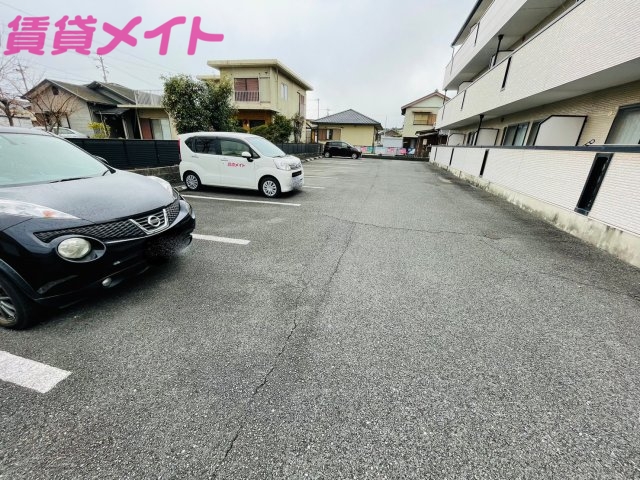 【ファミーユ小杉の駐車場】