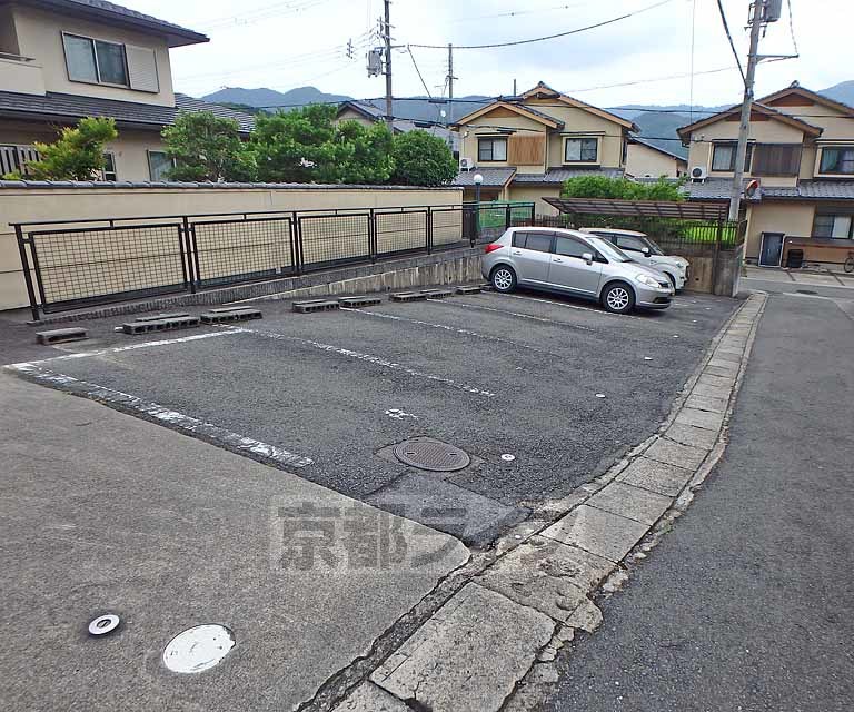 【京都市左京区岩倉上蔵町のアパートの駐車場】