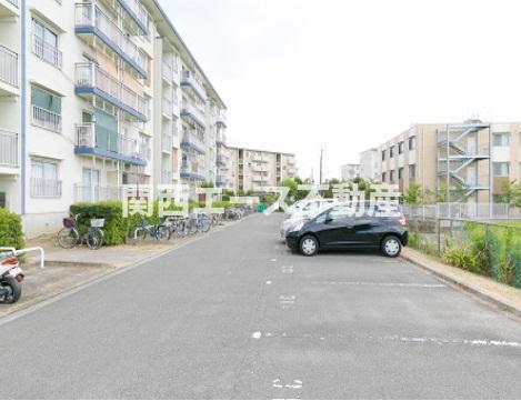 【枚方市招提南町のマンションの駐車場】