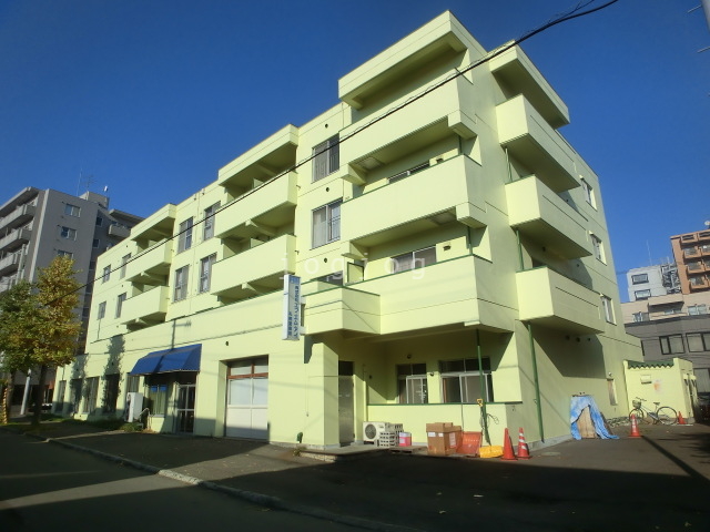 札幌市白石区東札幌二条のマンションの建物外観