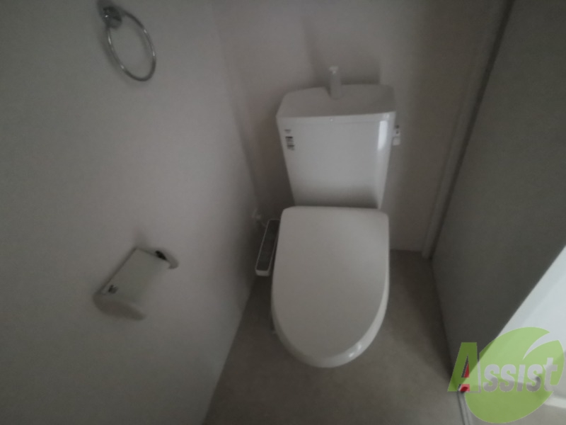 トイレ　トイレはシンプルで清潔感のある造りになってます。