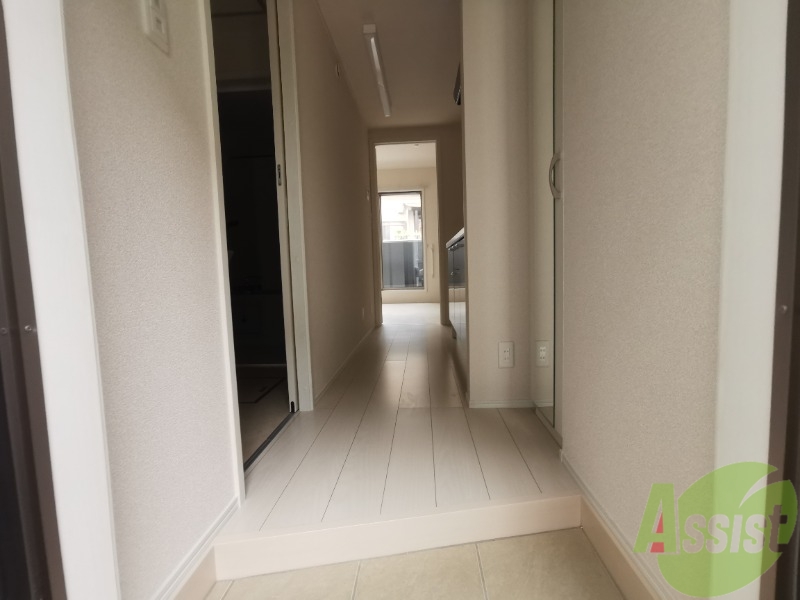 玄関　玄関は白を基調としていて清潔感がありますね！