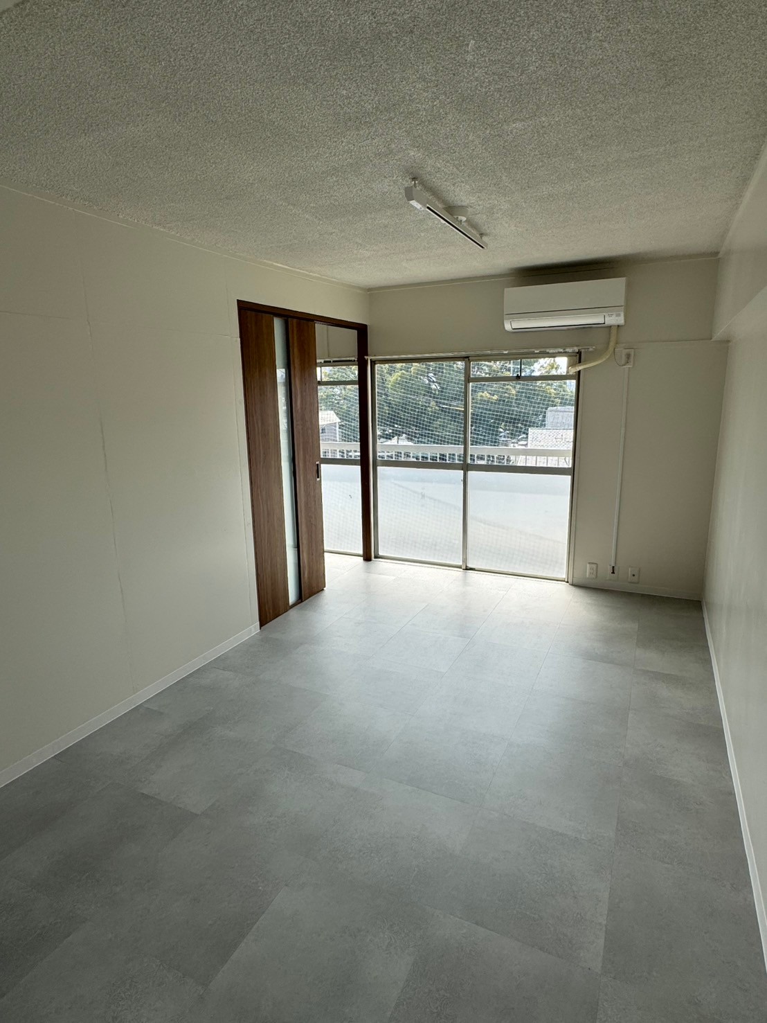 居室・リビング　明るいリビング♪観葉植物を窓沿いに置いてもいいですね