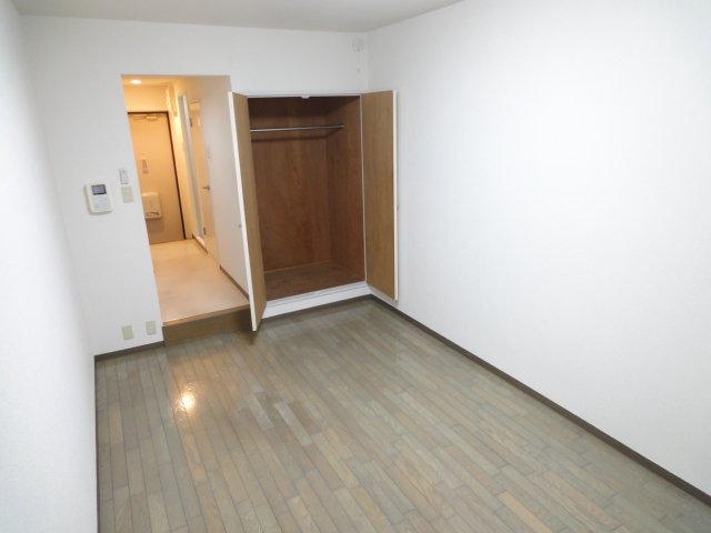 居室・リビング　同物件別室