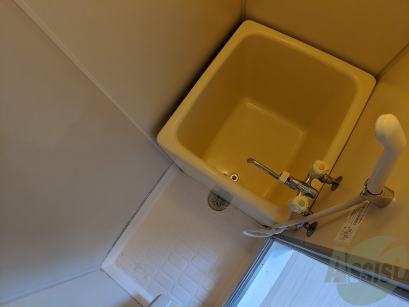 バス・シャワールーム　お風呂です。少し狭いですがシャワーするには十分ですね。