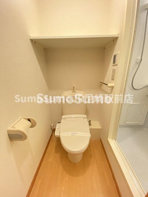 トイレ　落ち着いた色調のトイレです