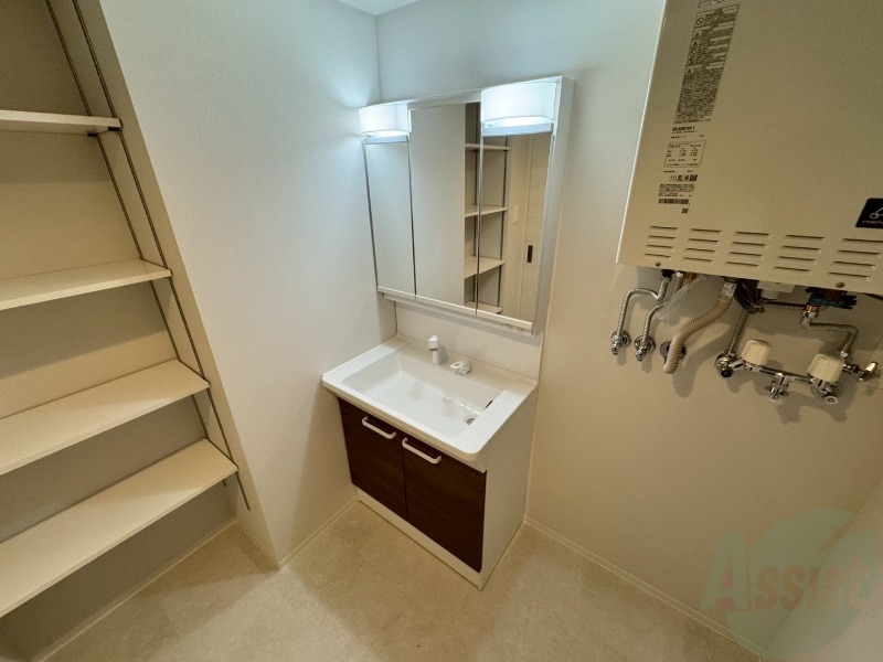 洗面設備　収納も豊富で使い勝手の良い洗面化粧台です。