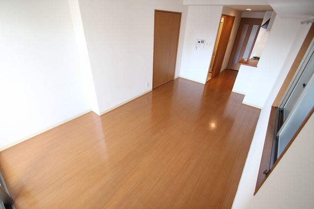 居室・リビング　同物件別室です。