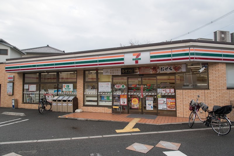 コンビニ　セブンイレブン 大阪桃谷3丁目店（コンビニ）まで332m