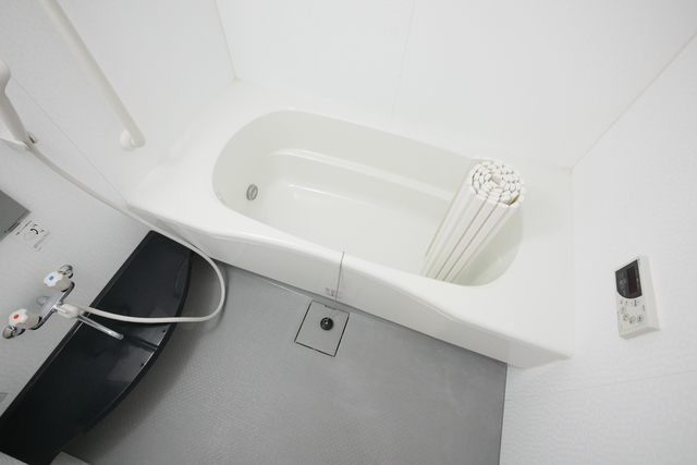 バス・シャワールーム　★奥行きのある浴槽です★