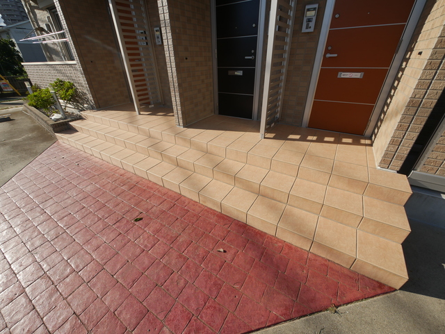 エントランス　★色鮮やかなエントランスです★