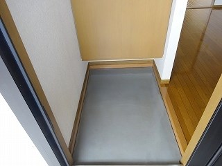 玄関　写真は201号室