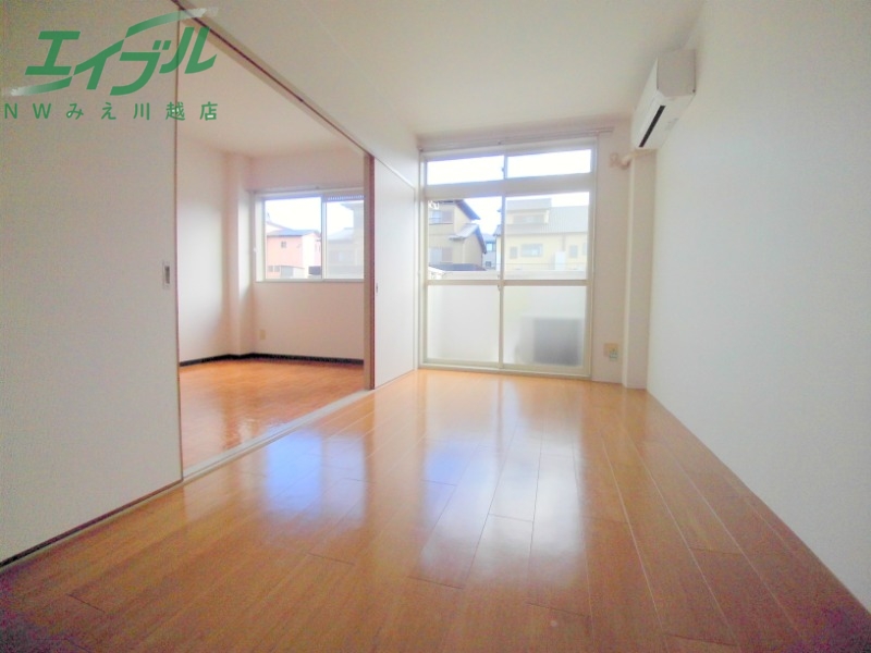 居室・リビング　同型反転参考写真