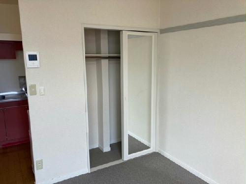 収納　居室は1Ｆフローリング、2Ｆは絨毯。