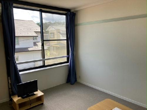 居室・リビング　居室は1Ｆフローリング、2Ｆは絨毯。