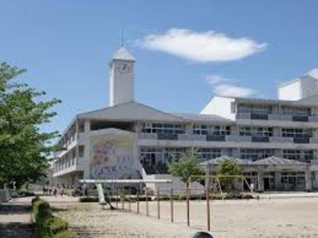 小学校　加須市立花崎北小学校（小学校）まで747m