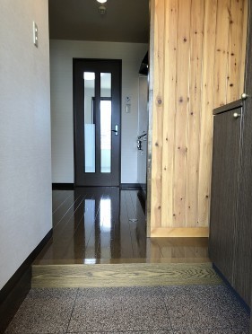 妙高はねうまライン 北新井駅 徒歩8分 4階建 築29年の玄関写真
