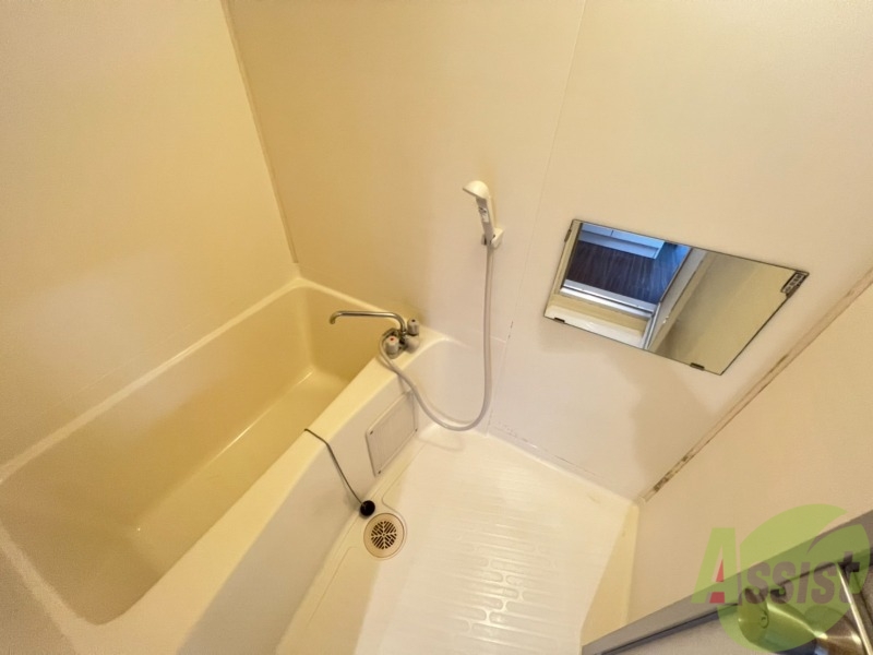 バス・シャワールーム　浴室はゆったりと浸かれるサイズ感になっています。