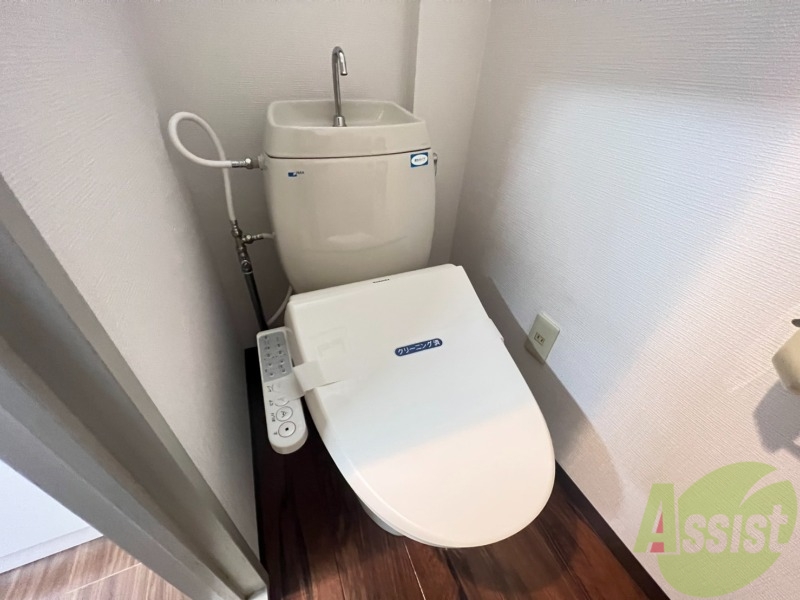 トイレ　温水洗浄便座なので快適に使用できそうですね。