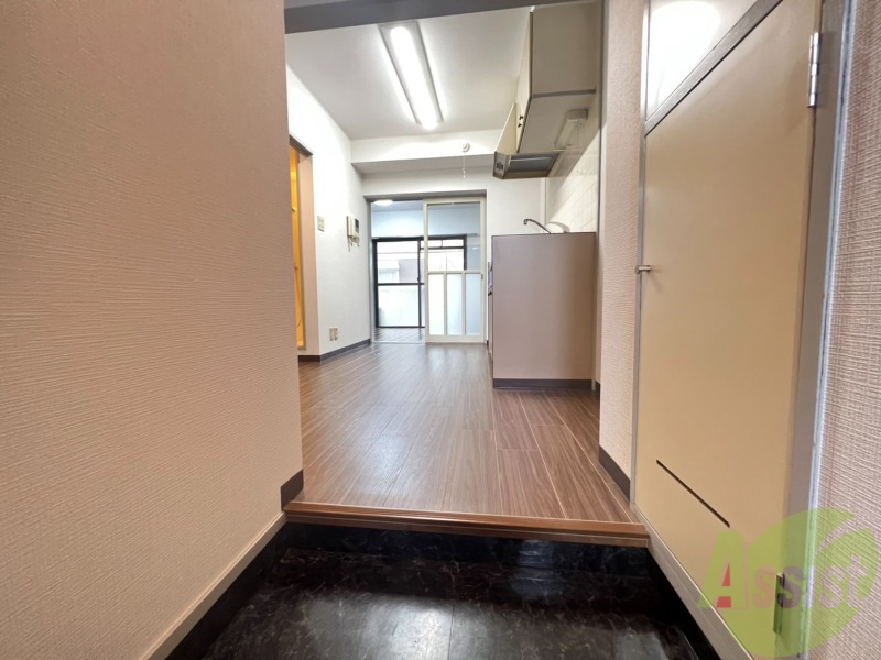 玄関　玄関から撮影しました。敷居が高くなくて安心ですね。