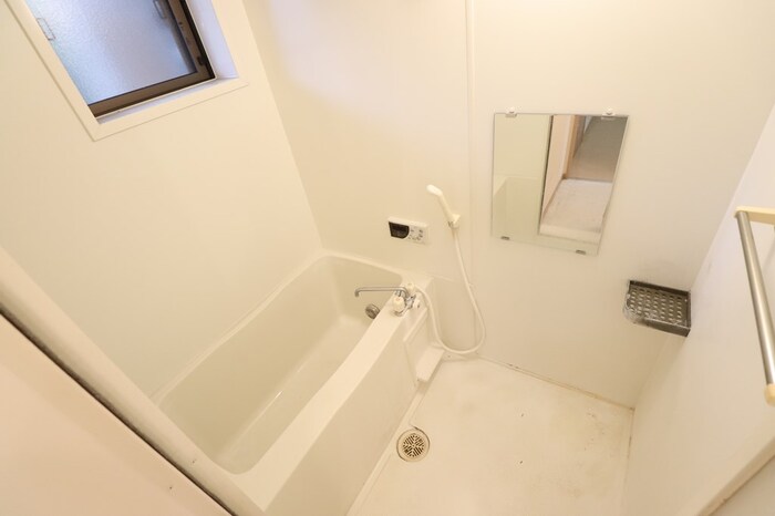 バス・シャワールーム　追い焚き給湯式浴室（小窓付）