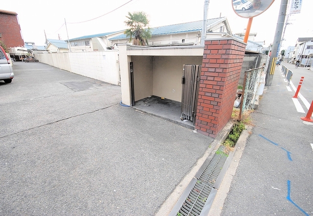 エントランス　ゴミ出し場