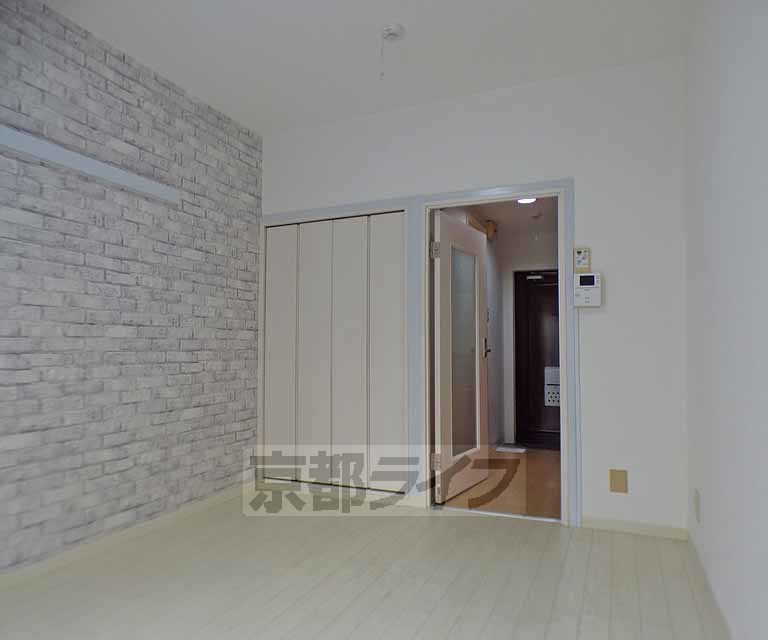 居室・リビング　アクセントクロスがお洒落な尾部屋です。閑静な住宅街にあ...