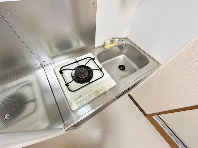 キッチン　ピカピカのミニキッチンです。お料理が楽しくなりますね。