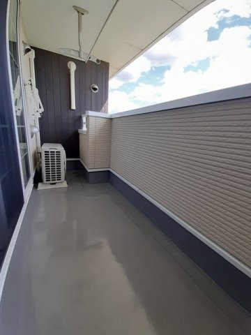 バルコニー　暖かな日差しのふりそそぐバルコニー