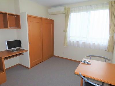 居室・リビング　カーテンやテーブル、テレビも備え付けです