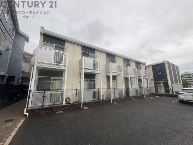 建物外観　敷地内に駐輪場、駐車場があります