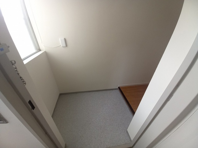 玄関　※写真は参考別号室です