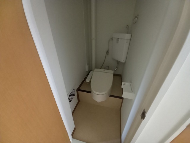 トイレ　※写真は参考別号室です