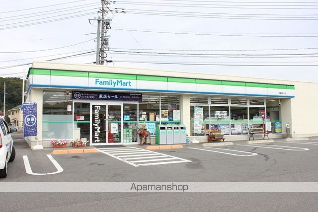 コンビニ　ファミリーマート本郷町南方店（コンビニ）まで702m