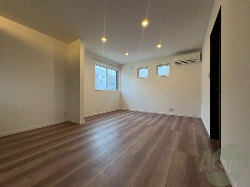 居室・リビング　日当たりが良くて心地よく過ごせそうなお部屋です。