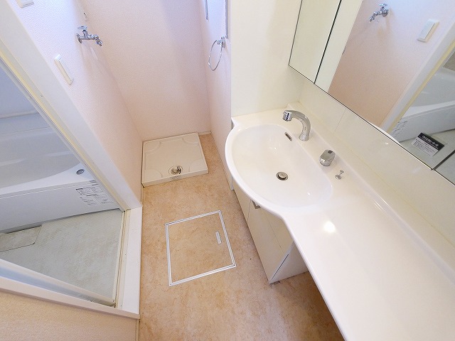 洗面設備　ゆったりとスペースのある洗面所