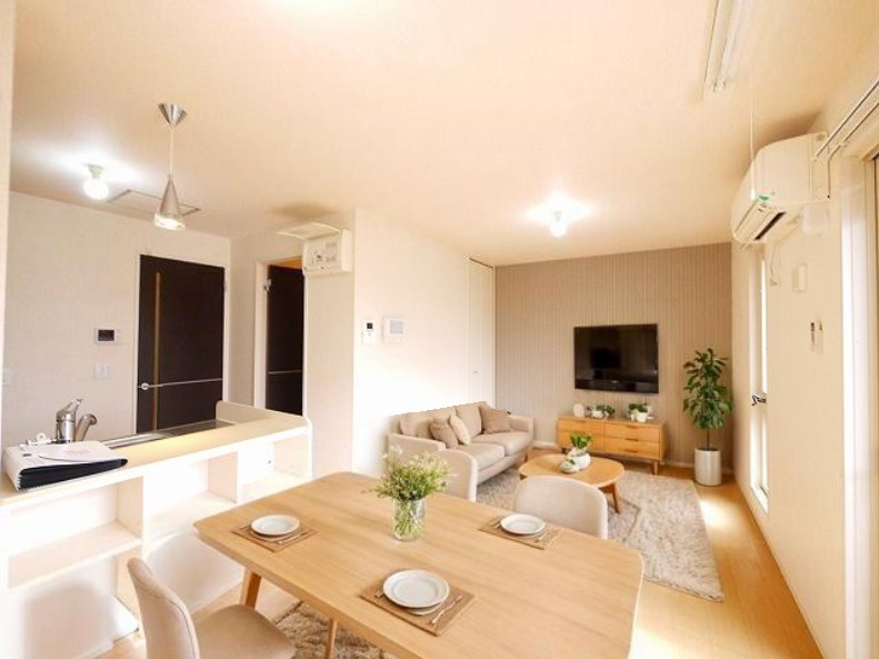 居室・リビング　CGで家具等を配置したもので家具等は含まれません