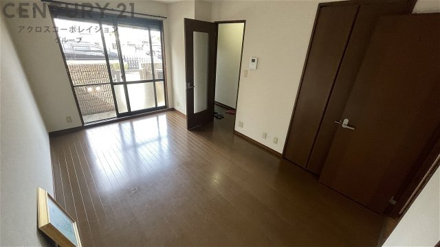 居室・リビング　床色が落ち着いた色合いで、とてもきれいです。